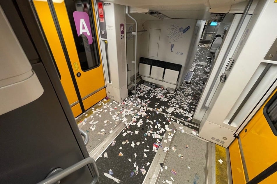 "Fans" des 1. FC Magdeburgs richteten auf ihrer Heimreise von Berlin nach Magdeburg in einem Zug der ODEG schlimme Schäden an.