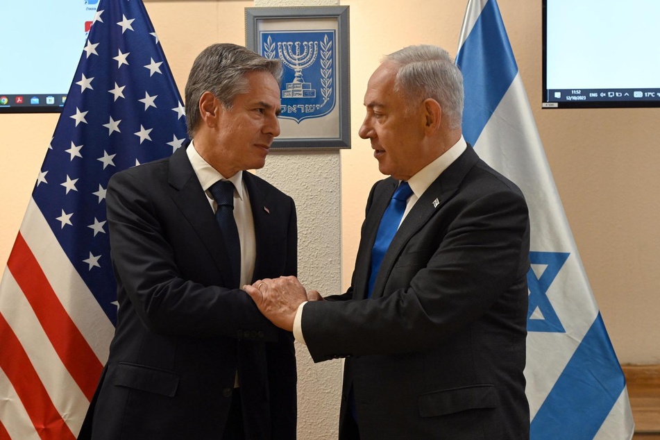 Benjamin Netanjahu (73, r.), Ministerpräsident von Israel, empfängt Antony Blinken (61, l.), Außenminister der USA, zu Gesprächen in Tel Aviv.
