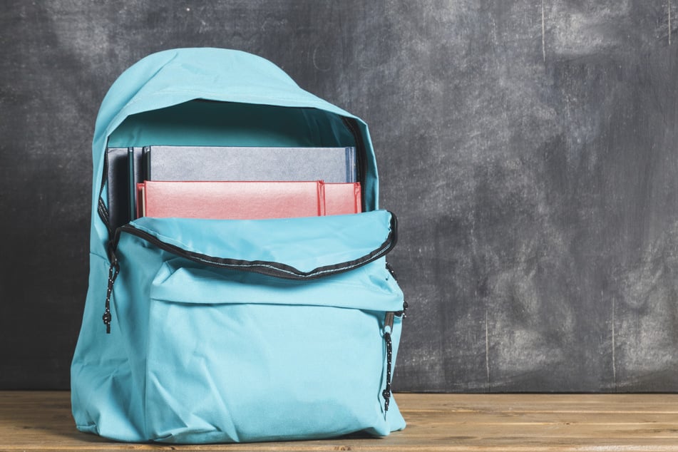 Statt dem geforderten Geld packten Oma und Enkel ein paar alte Bücher in einen Rucksack und übergaben ihn dann den Betrügern. Die merkten den Schwindel nicht. (Symbolbild)