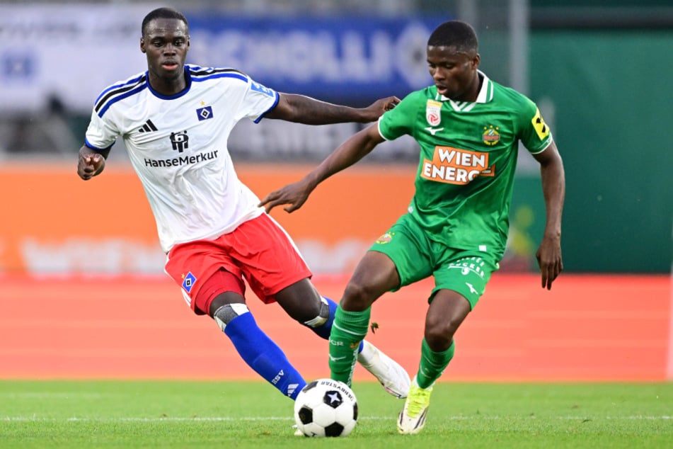 HSV-Neuzugang Kofi Amoako (l.) gab gegen Rapid Wien sein Debüt für die Rothosen.