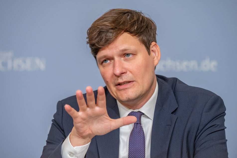 Verspricht sich von dem Handyverbot mehr Konzentration und einen stärkeren direkten Austausch: Kultusminister Conrad Clemens (43, CDU).