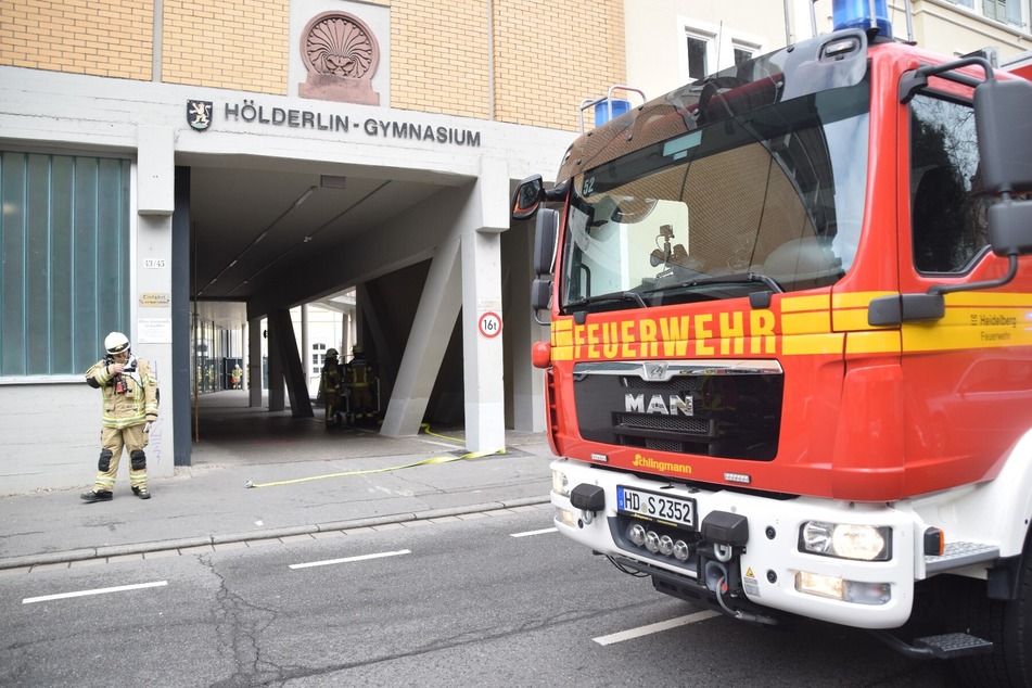 Die Feuerwehr sicherte das Hölderlin Gymnasium ab.