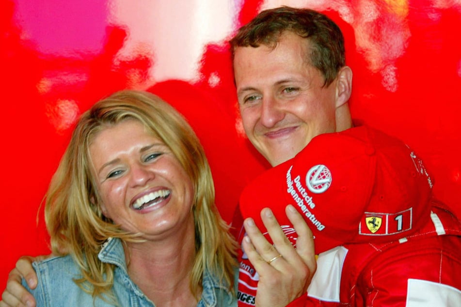 An den Rennstrecken war die 54-Jährige fast jedes Mal dabei, wenn Michael im Ferrari von Sieg zu Sieg raste.