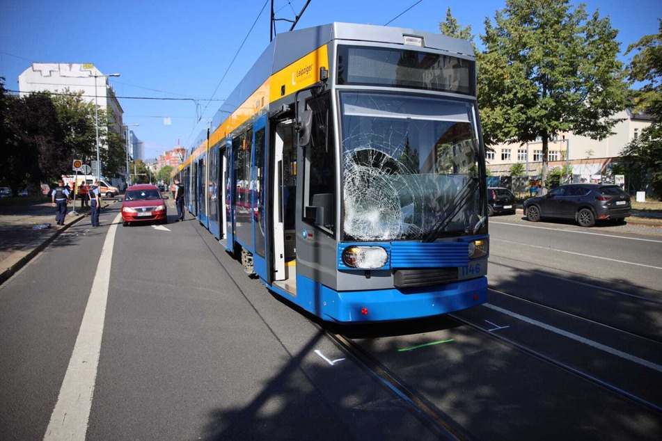 Eine Straßenbahn hat am Dienstagvormittag in Leipzig eine Radfahrerin (24) erfasst.