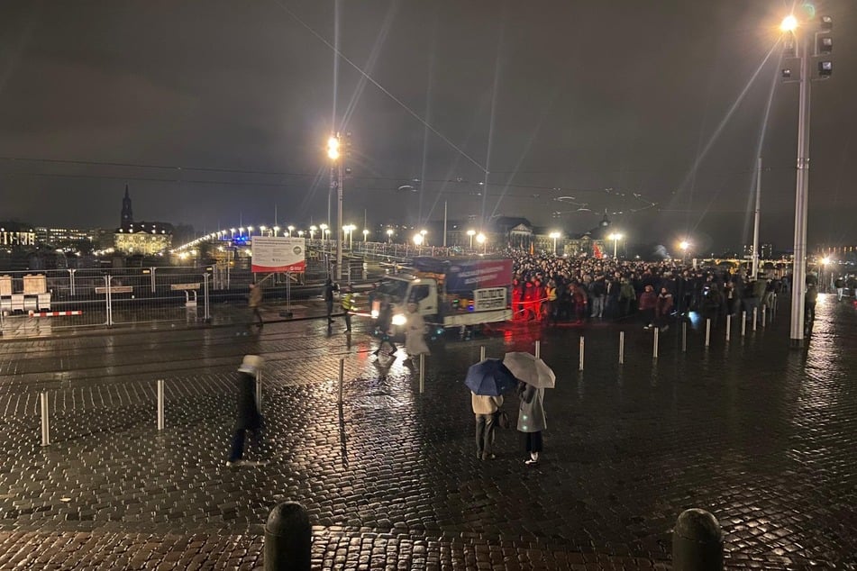 Hunderte laufen über die Dresdner Augustusbrücke.