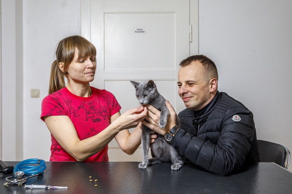 Tierärztin Kristin Obitz (39) aus Dresden-Weixdorf mit Katze Chloé und Katzenhalter Michel Rothe (29). Die Erhöhung der Gebühren sei dringend nötig, sagt die Ärztin.
