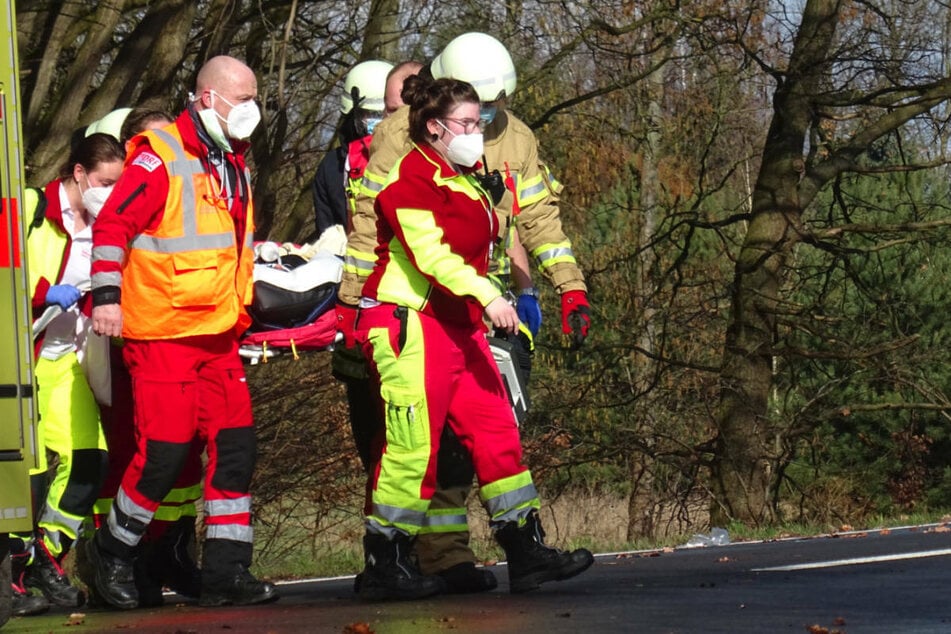 Ein Schwerverletzter wird von den Rettungskräften abtransportiert.