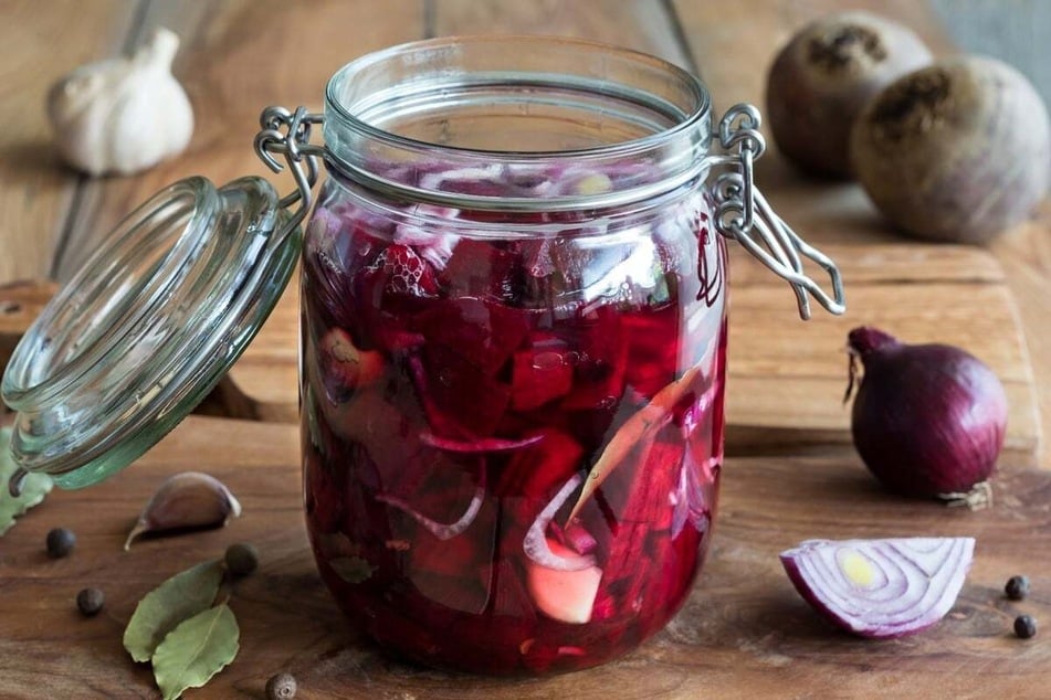 Rote Beete kann je nach Aussaat hauptsächlich von Juli bis November geerntet werden und ist während dieser Zeit regional verfügbar.