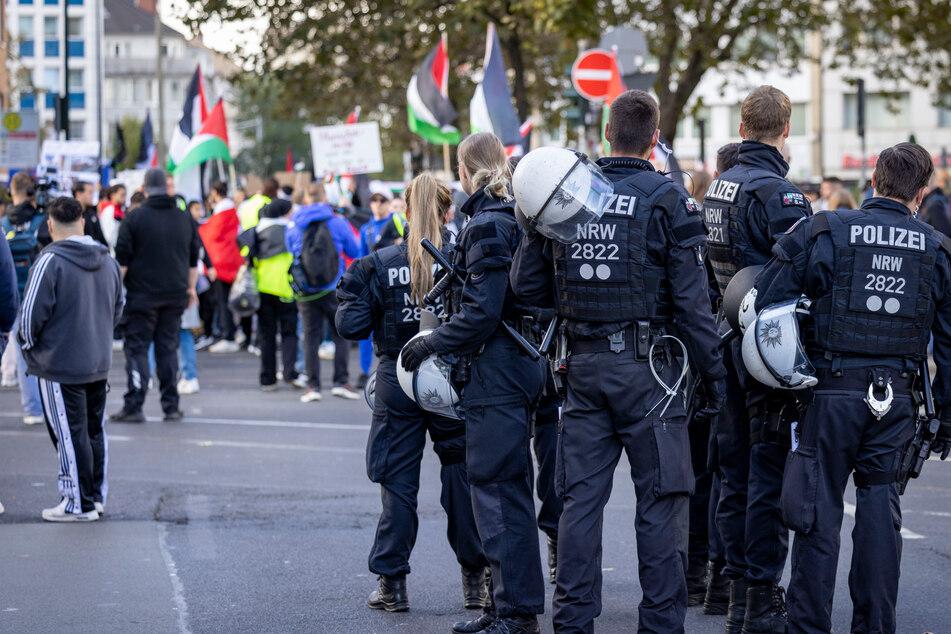 Düsseldorf: Polizisten sind bei einer pro-palästinensischen Demonstration im Einsatz.