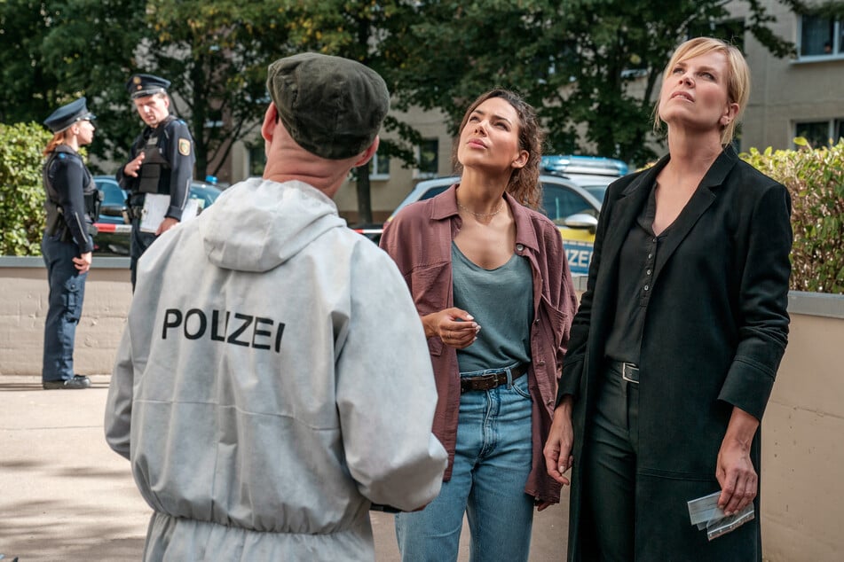 Kim Nowak und Ina Zimmermann (r.) schauen sich den Wohnblock an, von dem Mirko in den Tod stürzte.