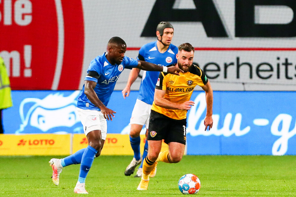 Morris Schröter (26, r., gegen Rostocks Streli Mamba, 27) gelang der Aufstieg in die 2. Liga spielend leicht.