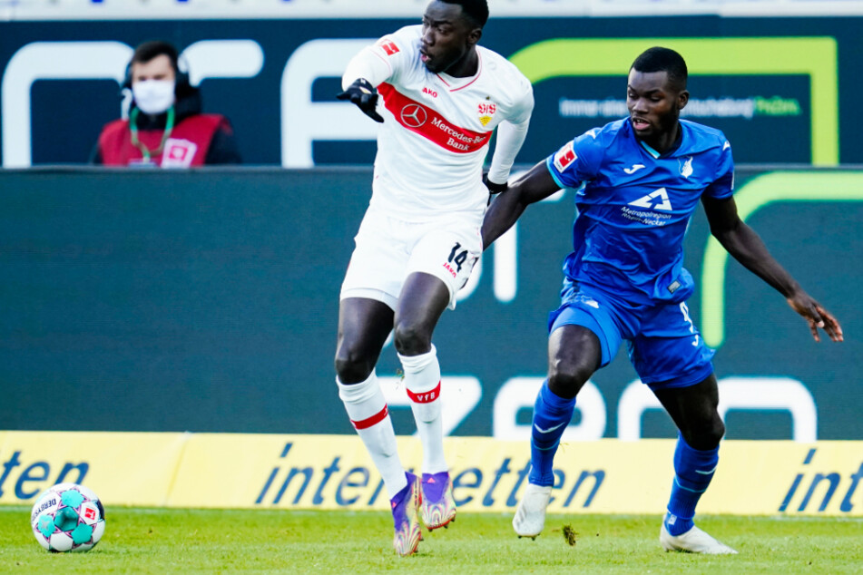 Silas Wamangituka (21, l.) mit dem Schuss, Hoffenheims Ihlas Bebou (26) schaut der Kugel nur noch hinterher.