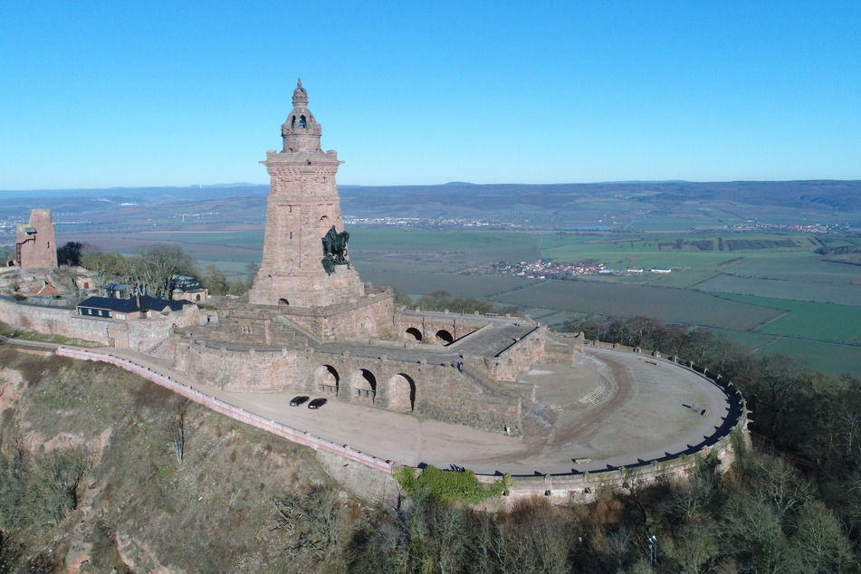 In Thüringen ist die Corona-Inzidenz wieder leicht gestiegen, nur der Kyffhäuserkreis (F: Kyffhäuser-Denkmal) und der Unstrut-Hainich-Kreis liegen bei einer Inzidenz von 0.