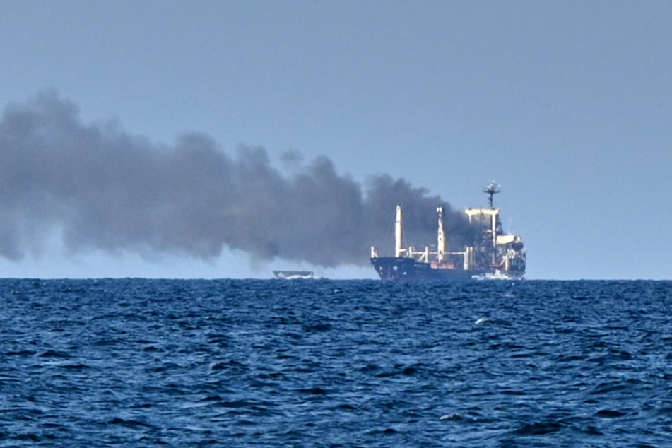 Nach einem russischen Raketenangriff im Schwarzen Meer steigt Rauch aus dem unter der Flagge von Guinea-Bissau fahrenden Getreidetransporter "Golden Leo" auf.