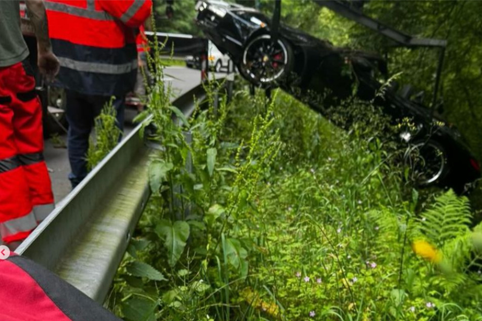 Der Unfallwagen musste von der Feuerwehr mit einem Bergungskran aus dem Gebüsch gehoben werden.