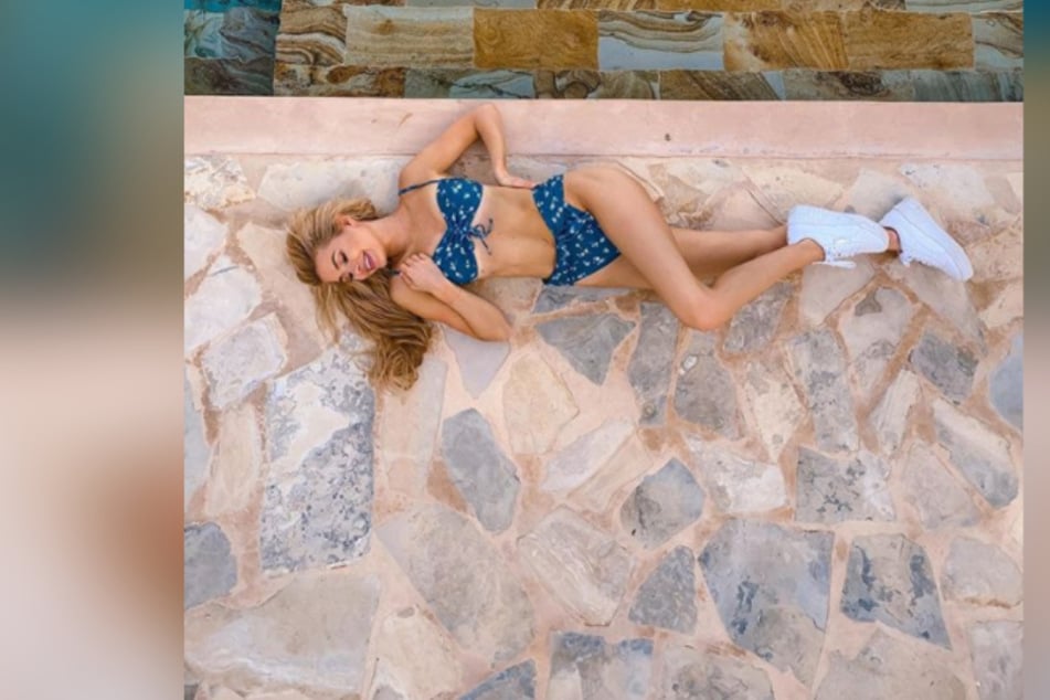 Pamela Reif (24) räkelt sich auf ihrem neuen Instagram-Bild sexy im Bikini am Poolrand.