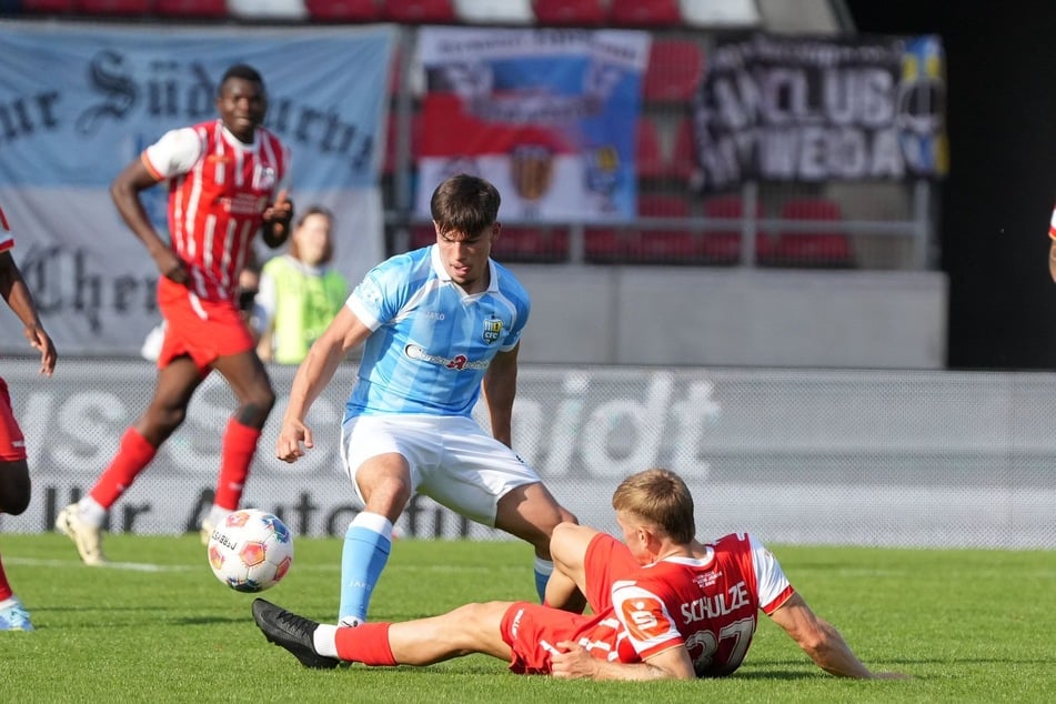 CFC-Stürmer Jonas Marx (M.) verpasste beim Lattenkopfball kurz vor der Pause den 1:1-Ausgleich.