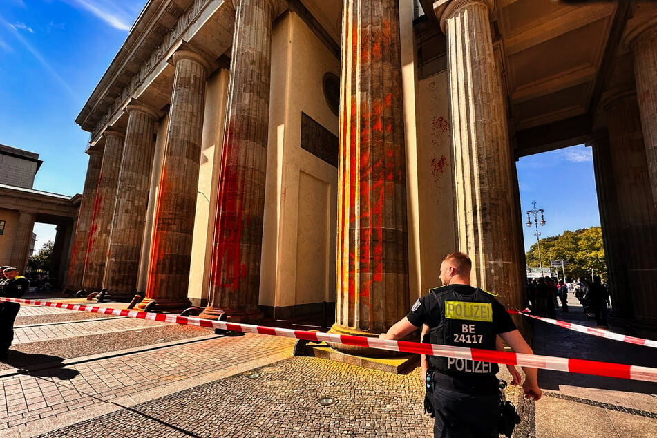 Der Sachschaden am Brandenburger Tor wird auf etwa 115.000 Euro geschätzt.