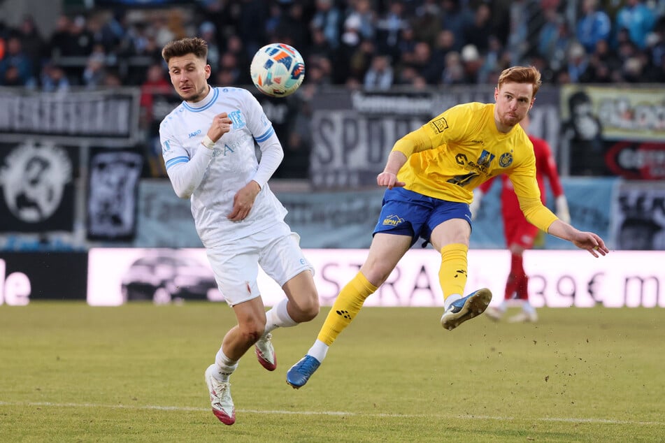 Offensivmann Tobias Stockinger (25, l.), hier bei der Defensivarbeit gegen den Leipziger Lukas Wilton, verpasst das Babelsberg-Heimspiel.