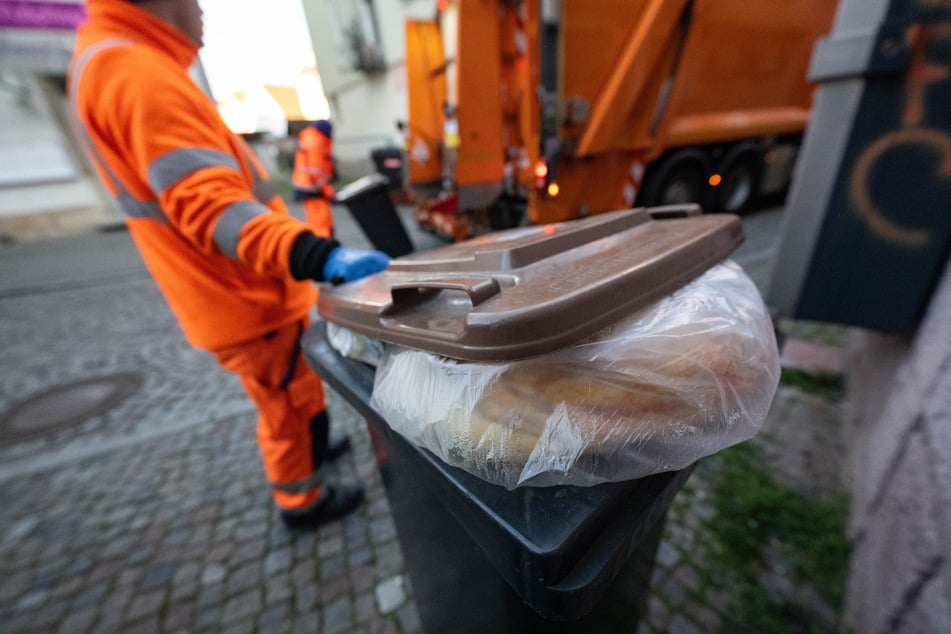 Alle Abfallentsorger rufen dazu auf, nur organische Materialien tierischer oder pflanzlicher Herkunft in die Biotonne zu werfen. Kunststoffe jeglicher Art - auch biologisch abbaubare Beutel - gehören nicht in den Biomüll.