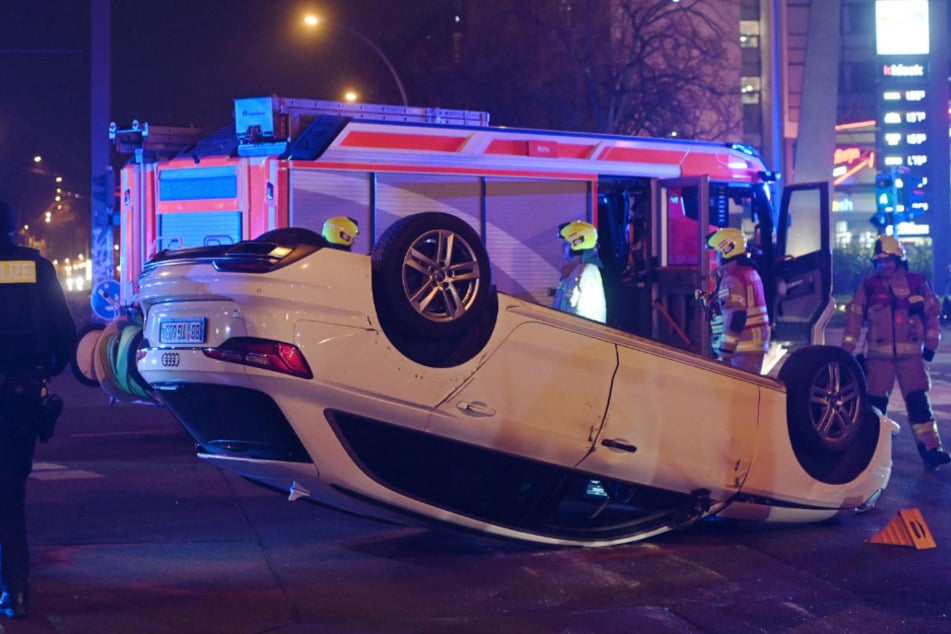 Heftiger Verkehrsunfall: Alkoholisierter Audi-Fahrer landet auf dem Dach
