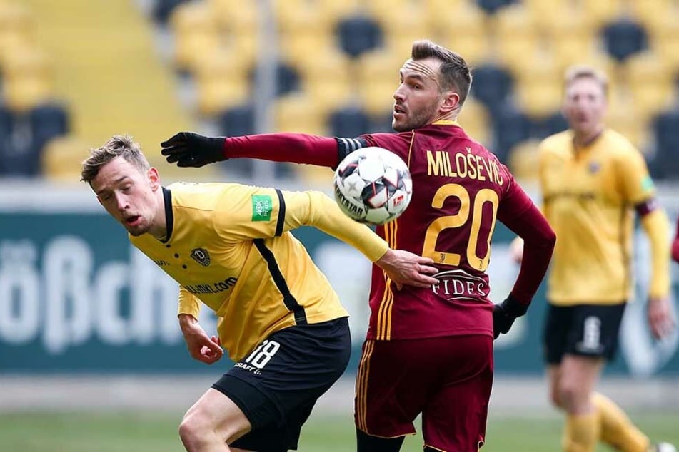 Zwar bevorzugt Jannik Müller (l.) den Platz in der Innenverteidigung, doch gibt er sich auch als rechter Abwehrspieler zufrieden. So wie hier gegen Prags Branislav Milosevic.