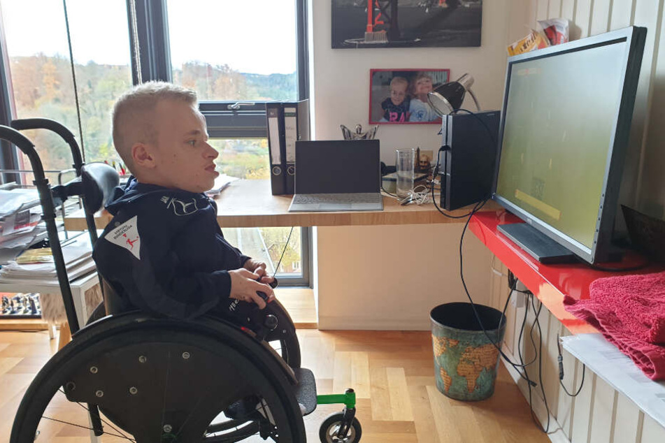 Der 23-Jährige ist neben seinem eSports-Engagement in einem Master-Studiengang beim VfB eingeschrieben, spielt gerne Schlagzeug und Schach in der Freizeit.