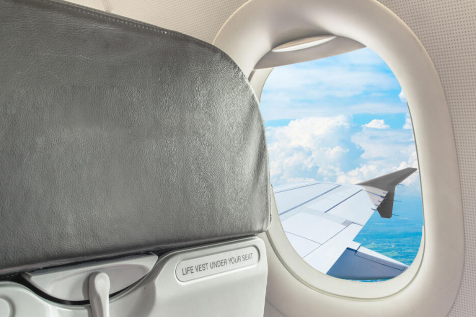 Der Streit um den zurückgeklappten Flugzeugsitz geht in die nächste Runde. (Symbolbild)