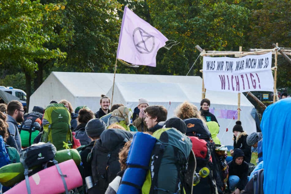 Teilnehmer kommen auf der Wiese vor dem Reichstag ins sogenannte "Klimacamp".