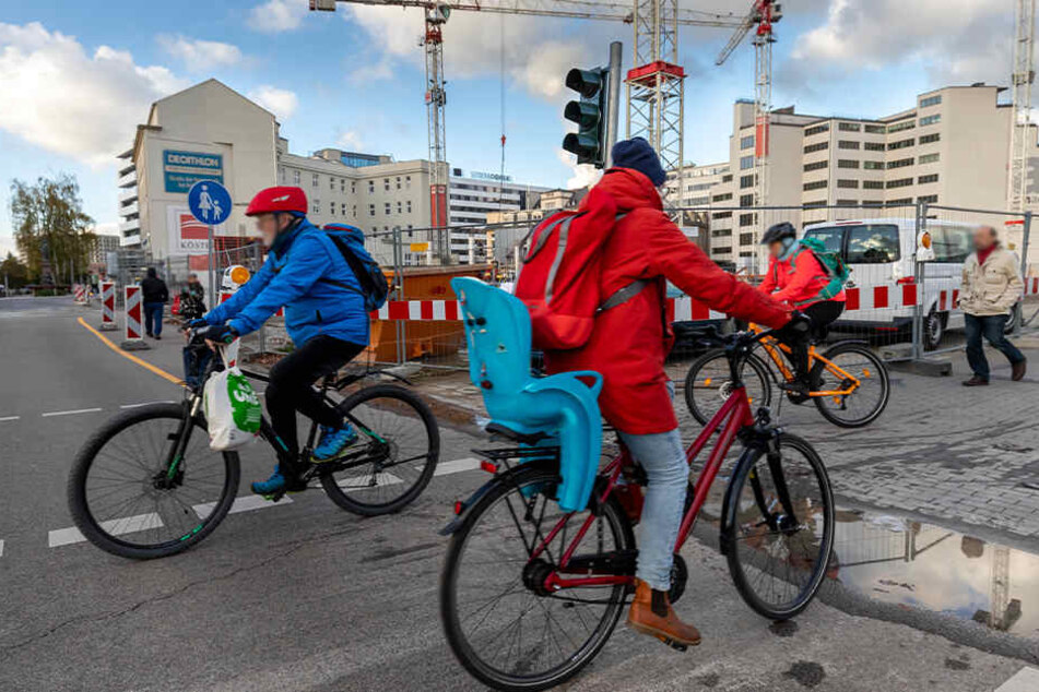Vor allem an unübersichtlichen Baustellen, wie hier an der Einfahrt zum Johannisplatz, fürchten Radfahrer um ihre Sicherheit.