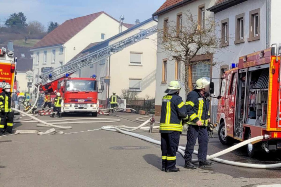 Bei den Löscharbeiten fanden die Feuerwehrleute am Dienstagnachmittag die Leichen.
