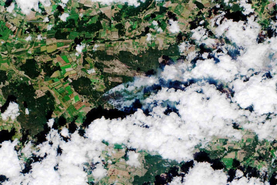 Ein Satellitenbild zeigt das ganze Ausmaß des Waldbrandes bei Lübtheen.