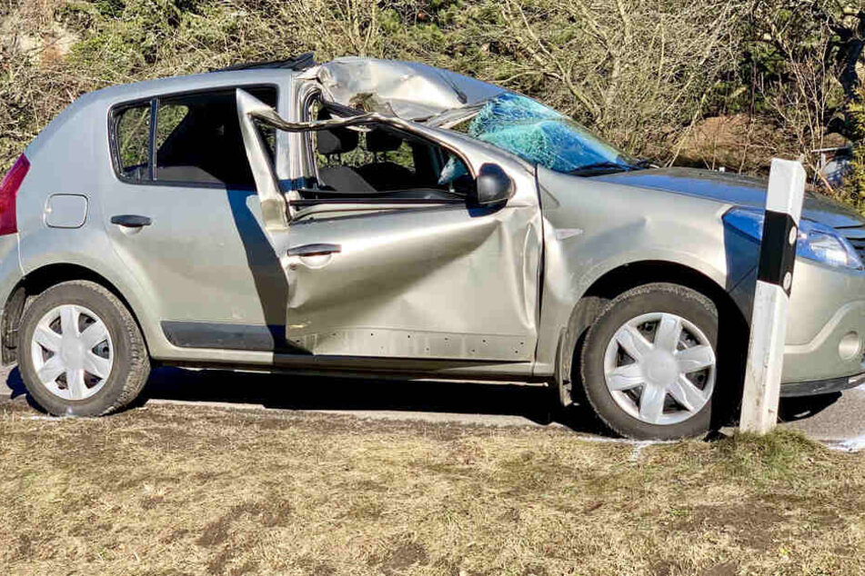 Auch das Dach und die Beifahrertür wurden bei dem Crash eingedrückt.