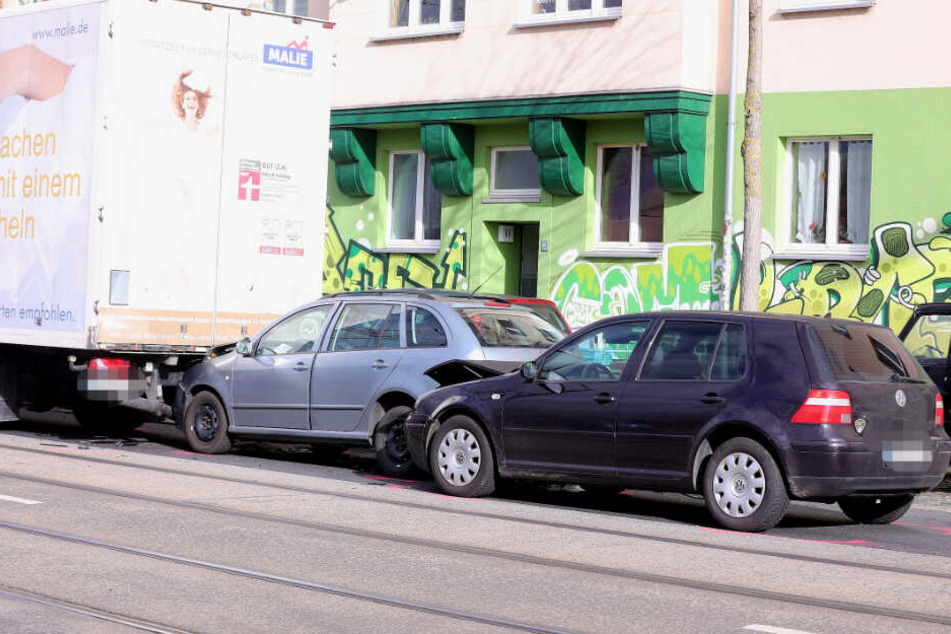 Der Skoda steht im Sandwich zwischen einem Lkw und einem VW Golf.