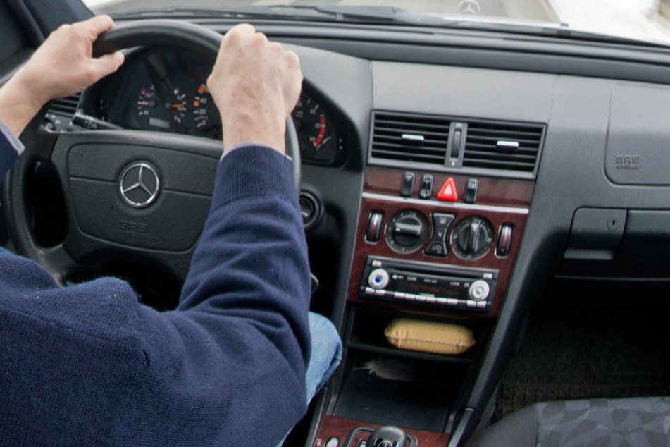 Die Frau wurde von dem Mann aus ihrem Auto gezerrt. (Symbolbild)