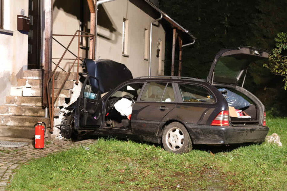 Der Mercedes krachte gegen ein Haus.
