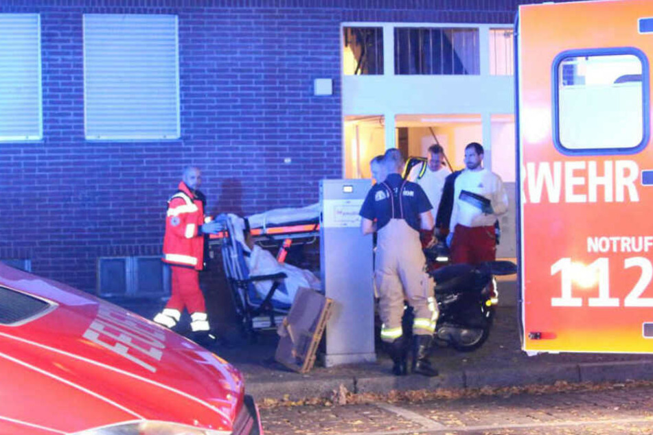 Rettungskräfte kümmern sich um den verletzten Mann, der sich wohl das Leben nehmen wollte.