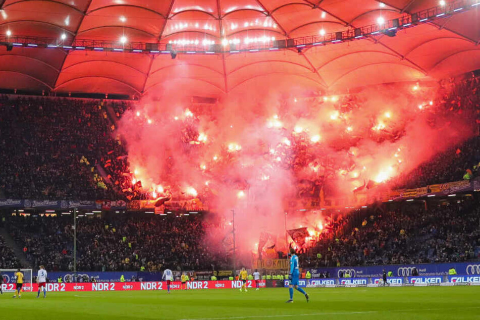 Dresdner Fans zünden beim Spiel HSV gegen Dynamo Pyrotechnik im Volksparkstadion.
