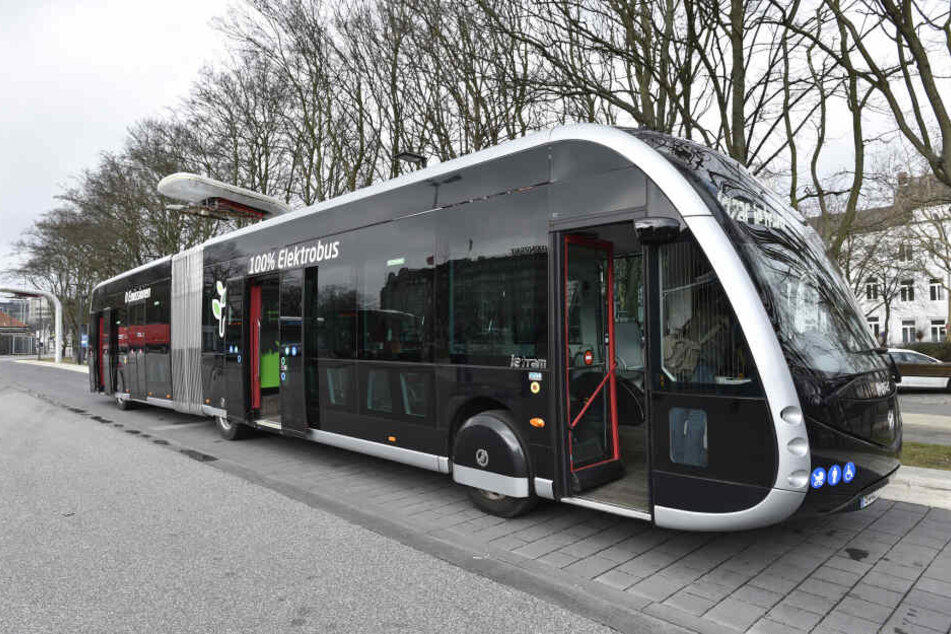 Der Elektrobus "Irizar ie-tram 18m" steht an einer Ladestation in Hamburg.
