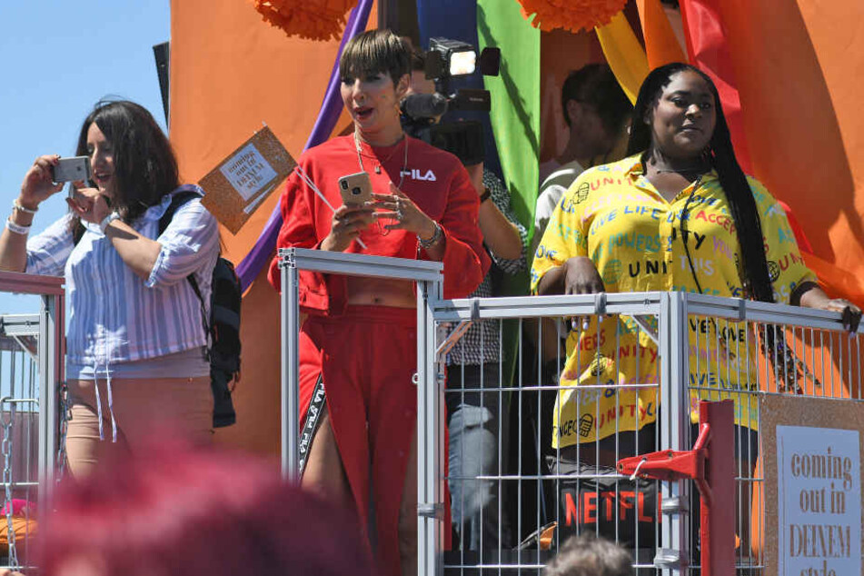 Die Serienstars Jackie Cruz (M-r) und Danielle Brooks (Orange Is the New Black) stehen bei der Christopher-Street-Day-Parade auf einem Wagen.