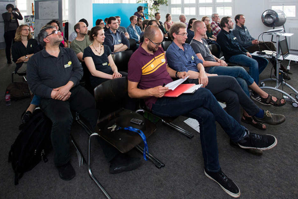 Diese Teilnehmer des Workshops Bürgerbeteiligung arbeiten in
kleinen Gruppen weiter an ihren Ideen.