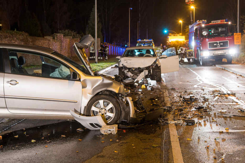 Der Wagen des Unfallverursachers stieß frontal mit einem anderen VW im Gegenverkehr zusammen.