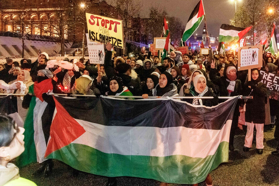 Hunderte Menschen haben sich am Samstag in Hamburg zu einer Pro-Palästina-Demonstration versammeln.