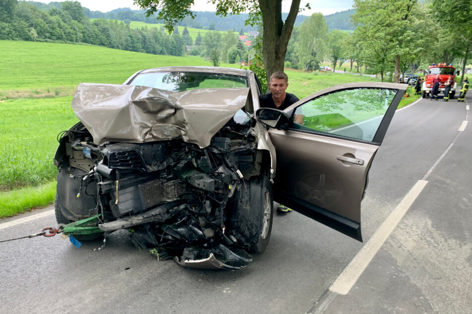 Das schwer demolierte Auto konnte von der Wiese geborgen werden.