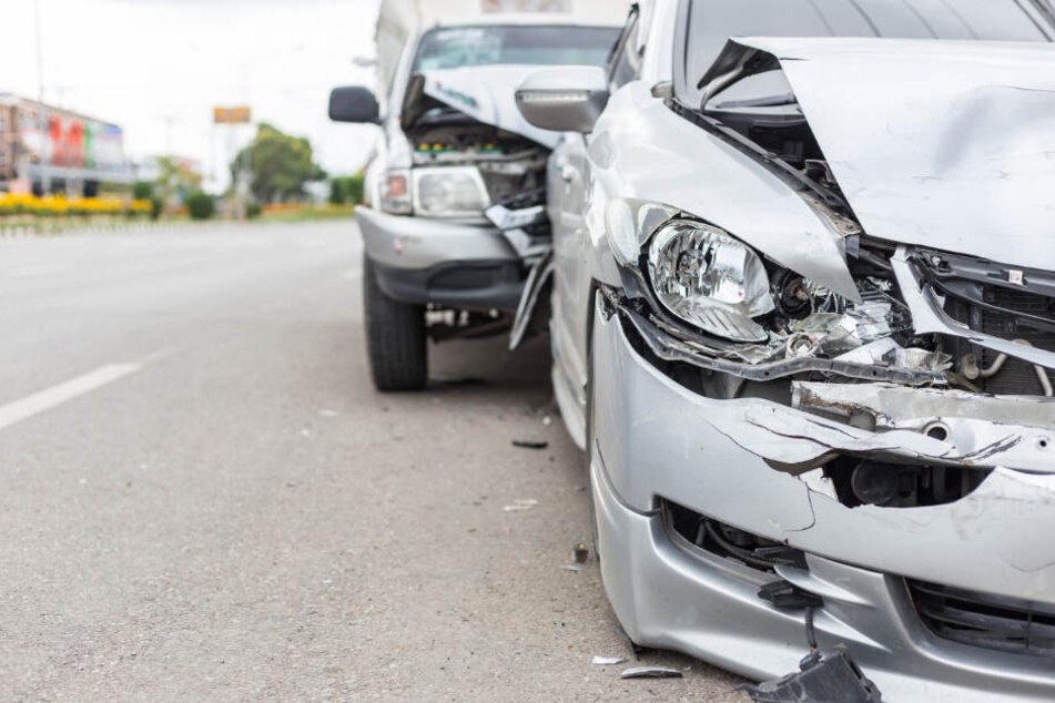 Der Autofahrer beschädigte mehrere geparkte Autos. (Symbolbild)