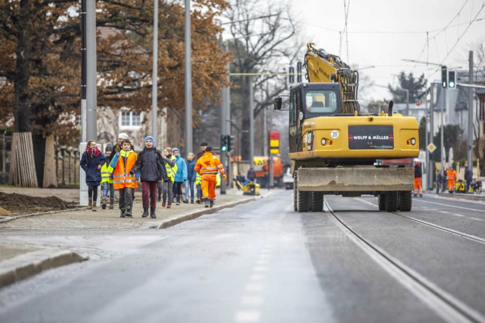 Mittwoch liefen noch Restarbeiten, ab Donnerstagfrüh soll der Verkehr wieder über die Wehlener Straße rollen.