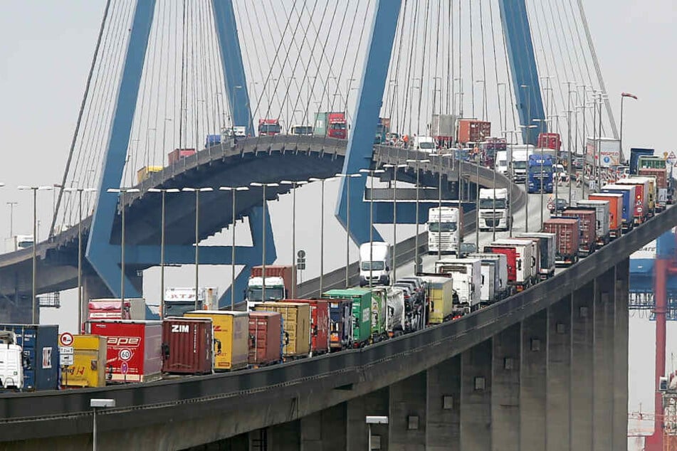 Dieses Bild kennt wohl jeder Hamburger: Autos und Lastwagen stauen sich auf der Köhlbrandbrücke im Hafen von Hamburg.