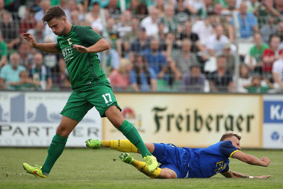 Maximilian Pommer (r.), hier im Spiel gegen Chemie Leipzig, fällt am Samstag verletzt aus.