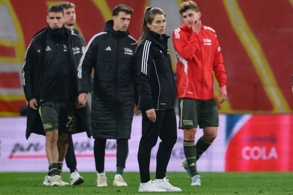 Trainerin Marie-Louise Eta (1. FC Union Berlin) und ihrem Team steht die Enttäuschung nach dem letzten Spiel gegen Leipzig ins Gesicht geschrieben.