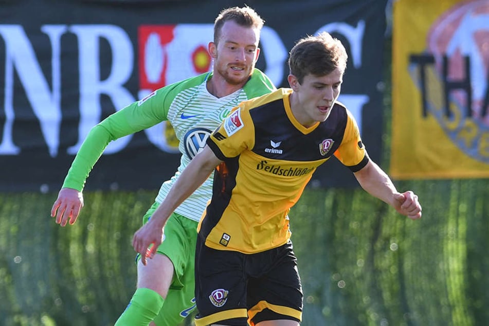 Niklas Hauptmann im Testspiel gegen den VfL Wolfsburg vor Maximilian Arnold am Ball.